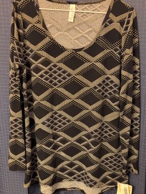 NWT LuLaRoe Black and White Geometric pattern Long Sleeve Blouse M